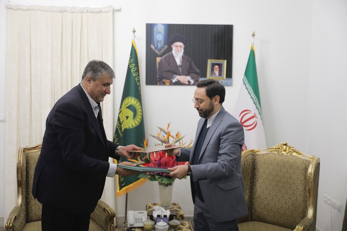 سازمان انرژی اتمی و آستان قدس رضوی با هدف تولید رادیو دارو‌های جدید، افزایش بهره‌وری کشاورزی به ویژه در حوزه تولید انواع بذر و ایجاد کارخانه پرتودهی تفاهم‌نامه همکاری امضا کردند.