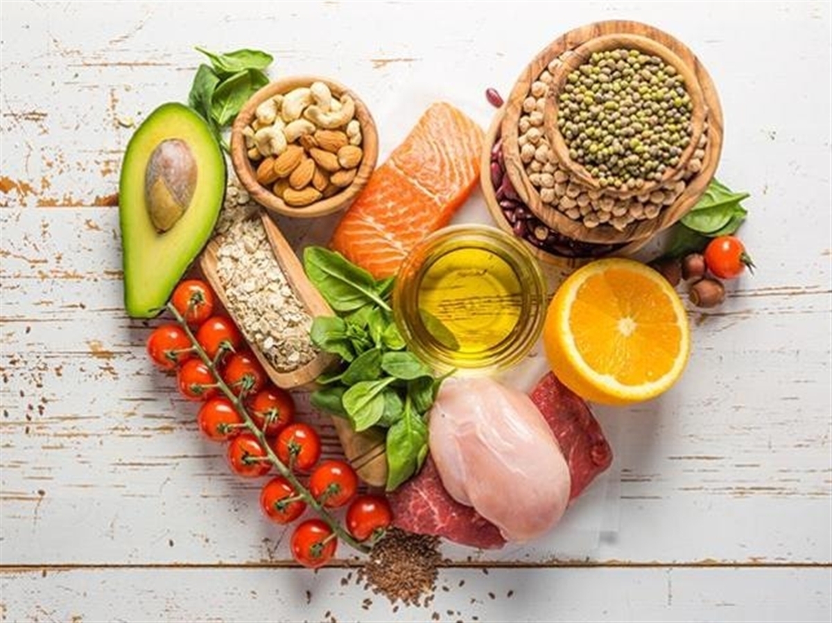تغذیه سالم، یکی از مهم‌ترین اصول حفظ تندرستی است رعایت برنامه غذایی متعادل و متنوع اصلاً کار دشواری نیست. کافی است چند نکته ساده و کاربردی در برنامه روزمره مورد توجه باشد تا سلامت و شادابی حفظ شود.