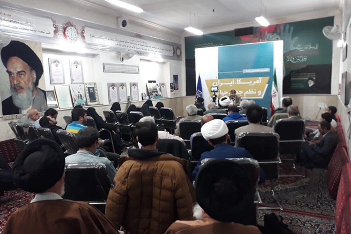 این نشست با سخنرانی دکتر فواد ایزدی و به همت نمایندگی دفتر حفظ و نشر آثار رهبر معظم انقلاب در مشهد برگزار شد.
