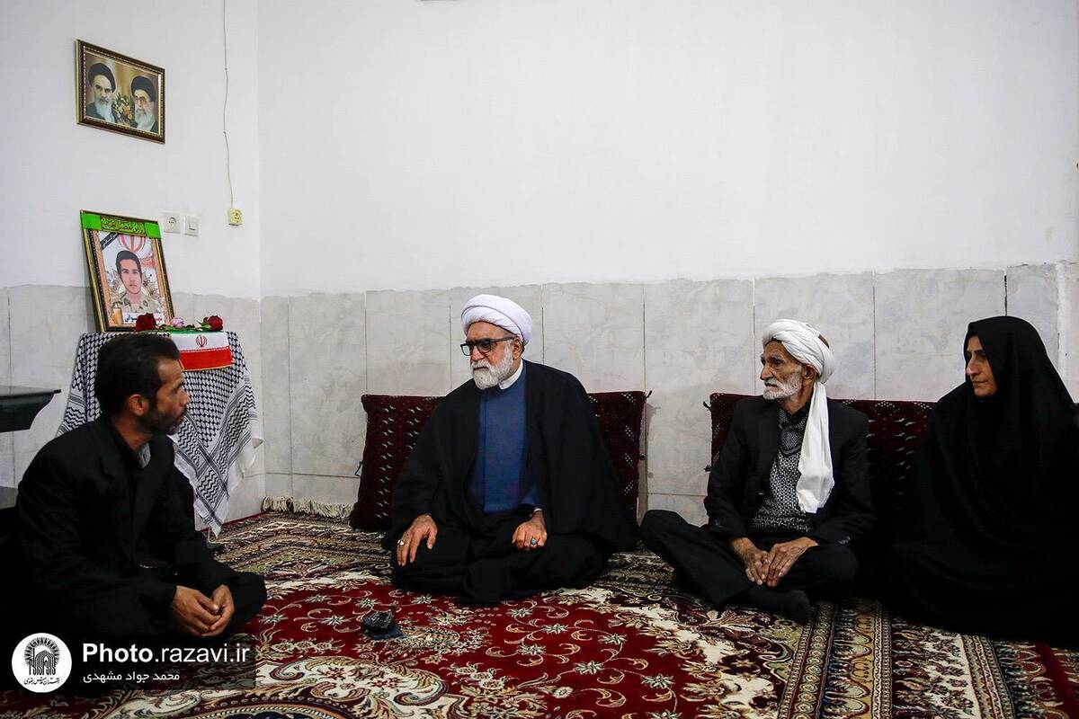 تولیت آستان قدس رضوی با حضور در منزل سرباز شهید «رضا رضوانی» با خانواده این شهید مرزبانی که ۲۵ آبان ماه امسال حین پایش و کنترل مرز‌های شرقی کشور به درجه رفیع شهادت نائل آمده بود، دیدار و گفتگو کرد.