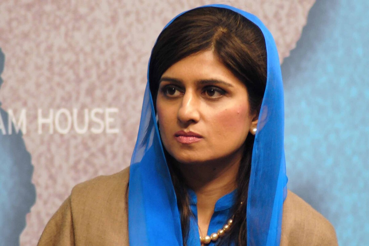معاون وزارت خارجه پاکستان اظهارداشت توقیف دارایی‌های افغانستان توسط آمریکا و توقف کمک‌ها اقتصاد این کشور را به فروپاشی می‌برد.