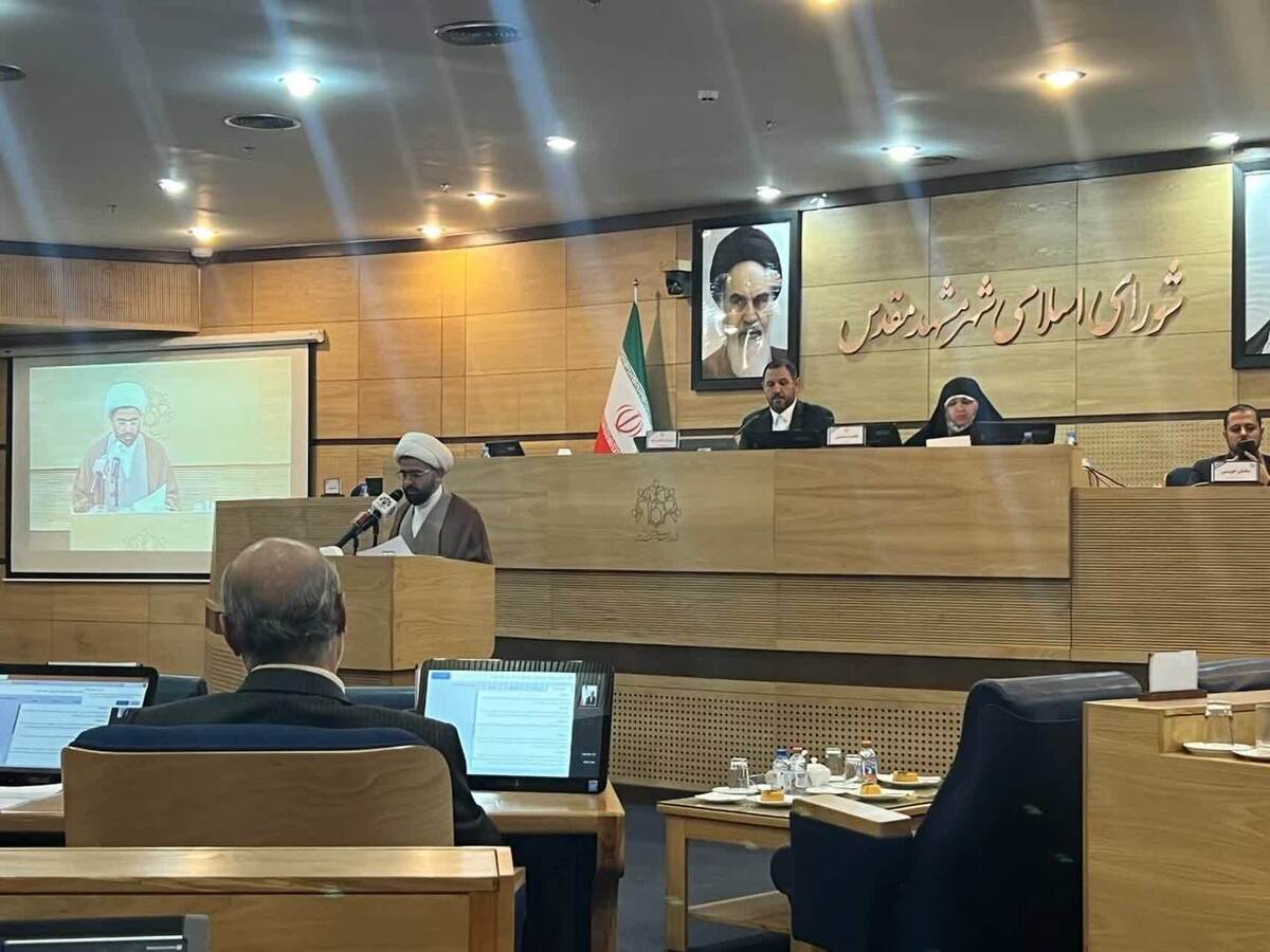 جلسه امروز (۷ آذرماه) صحن علنی شورای اسلامی شهر مشهد با قدردانی از چند تن از پرستاران این شهر در آستانه روز پرستار برگزار شد.