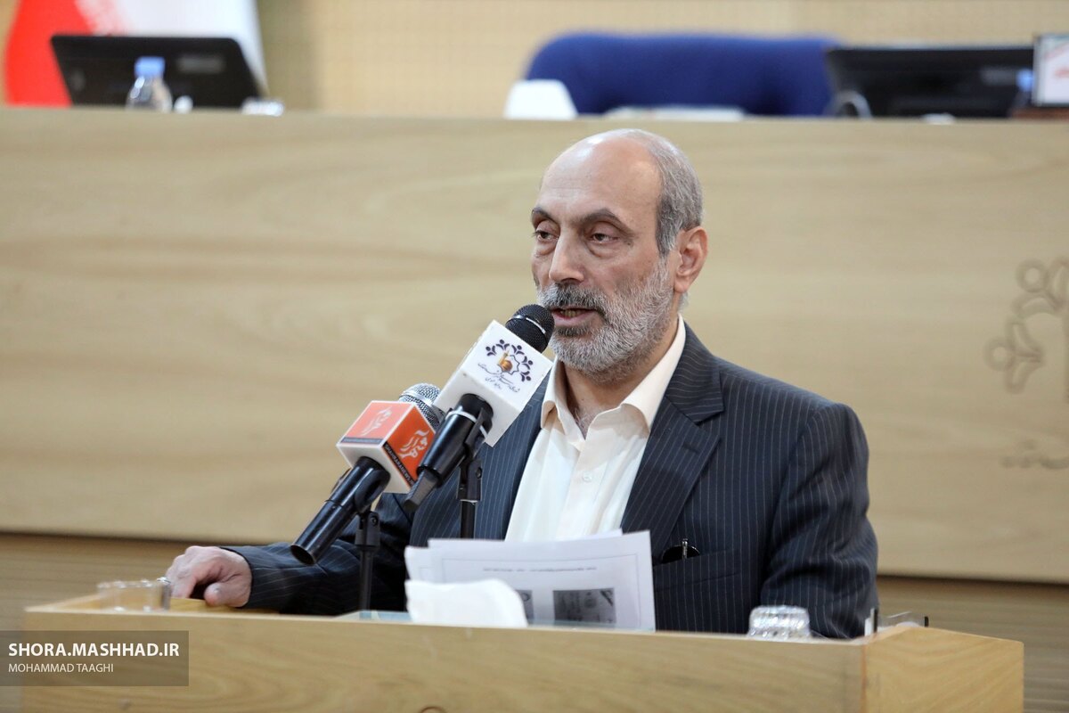 رئیس کمیسیون شهرسازی و معماری شورای اسلامی شهر مشهد گفت: سخت گیری‌های بی‌جا، معطل کردن و سردوانیدن مردم و استفاده از برخی روش‌های غیراخلاقی در قبال مردم از جمله مشکلاتی است که باید به موازات مبارزه قاطع و پیگیر با فساد حل شود.