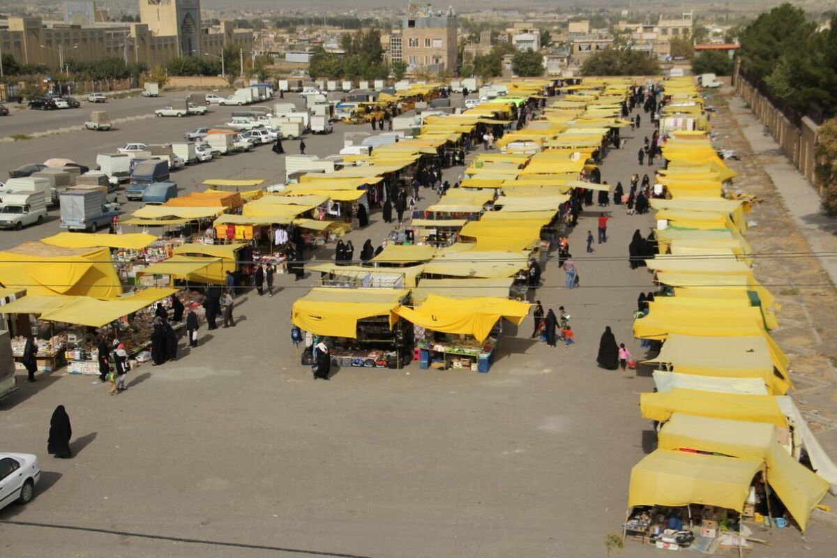 «برای ۶ هزارو ۲۰۰ نفر از طریق سامان دهی بازار‌های موقت شهرداری شغل ایجاد شده است، در صورتی که ما هیچ وظیفه‌ای درباره ایجاد اشتغال نداریم و هیچ حمایتی نیز در این راستا دریافت نکرده ایم.» مدیرعامل سازمان سامان دهی مشاغل شهری و محصولات کشاورزی شهرداری مشهد این را به شهرآرا می‌گوید و انتقاد‌های خود را مطرح می‌کند.