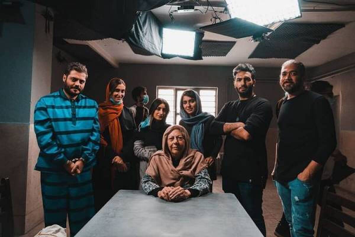 فیلم سینمایی «حرف آخر» با بازی ایوب آقاخانی و شبنم قلی‌خانی از روز چهارشنبه ۱۶ آذر در سینما‌های منتخب گروه سینمایی هنر و تجربه اکران می‌شود.