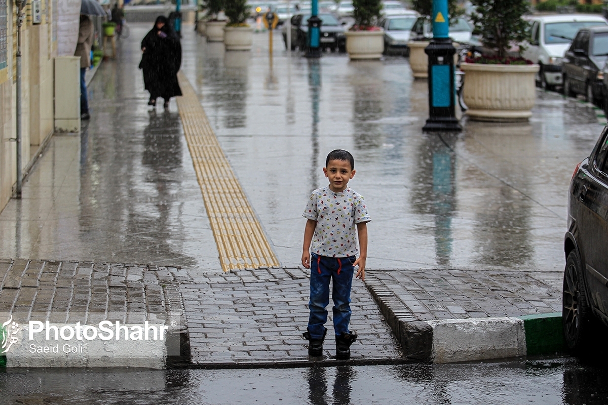 کارشناس مرکز پیش‌بینی هواشناسی خراسان رضوی ضمن اشاره به کاهش دما در سطح استان گفت: روزهای شنبه و یکشنبه بارش باران را در سطح استان خواهیم داشت که در نواحی شمالی استان ایجاد روان‌آب و سیلاب دور از انتظار نیست. در نواحی مستعد نیز بارش تگرگ را خواهیم داشت.