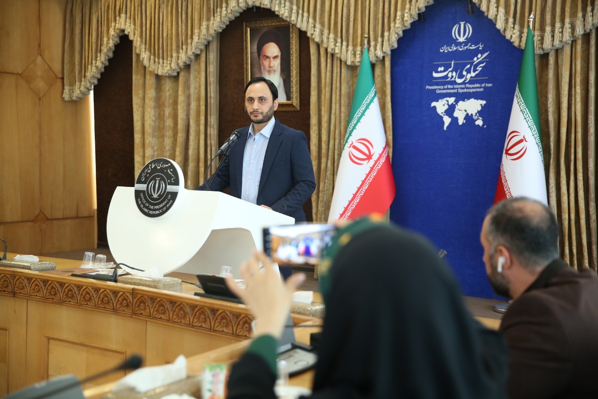 سخنگوی دولت درباره مشکلات مربوط به پرداخت حقوق اسفند ۱۴۰۱ فرهنگیان گفت: در روز‌های پایانی سال شاهد بروز مشکلات در واریز حقوق فرهنگیان بودیم که همه ما را ناراحت کرد. در این زمینه تحقیقات لازم هم از سازمان اداری و استخدامی، هم سازمان برنامه و بودجه و خود وزارتخانه و هم بازرسی رئیس جمهور صورت گرفت و به تصمیم‌گیری مدیریتی انجامید.