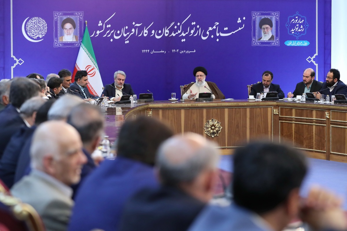 جمعی از تولیدکنندگان و کارآفرینان برتر کشور در نشستی ۴ ساعته با رئیس‌جمهور به بحث و گفتگو درباره سیاست‌های اقتصادی دولت و تشریح مشکلات و نقطه‌نظرات خود در زمینه راهکار‌های رفع موانع و رونق تولید پرداختند.