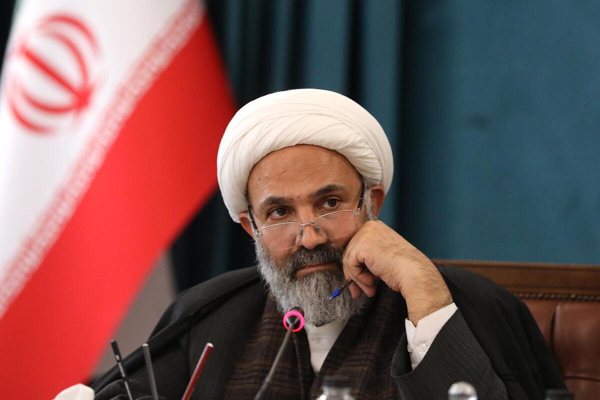 رئیس کمیسیون اصل ۹۰ مجلس اظهار داشت: با توجه به مزایای مثبت واردات خودرو‌هایی با عمر کمتر از ۵ سال، مصوبه مجلس در مورد واردات این نوع خودرو‌ها در هیئت دولت پیگیری شود.