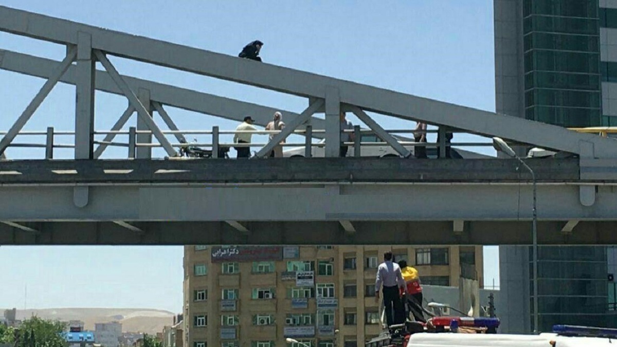 ویدئویی از لحظات سخت و دلهره‌آور از نجات افرادی که در حال خودکشی هستند را مشاهده می‌کنید.