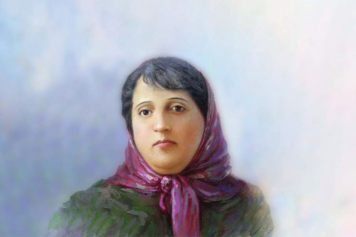 پروین نوجوان که دیگر شاعری پخته بود در آغاز سرودن هر مصرعی قامت بلند پدر را در کنارش می‌دید و دریافت که چگونه نور مهر پدر بر قامت بلند شاعری اش می‌تابد. دخترک شیرین زبان در محافل مهم سیاسی و اجتماعی پدر، نظر استادانی، چون ملک الشعرای بهار و عباس آشتیانی را به خود جلب کرد. آن استادان دُر شناس که تلألو ذوق و ادب را در دختر می‌دیدند او را با آغوش باز پذیرفتند و یارای شاعری اش بودند.