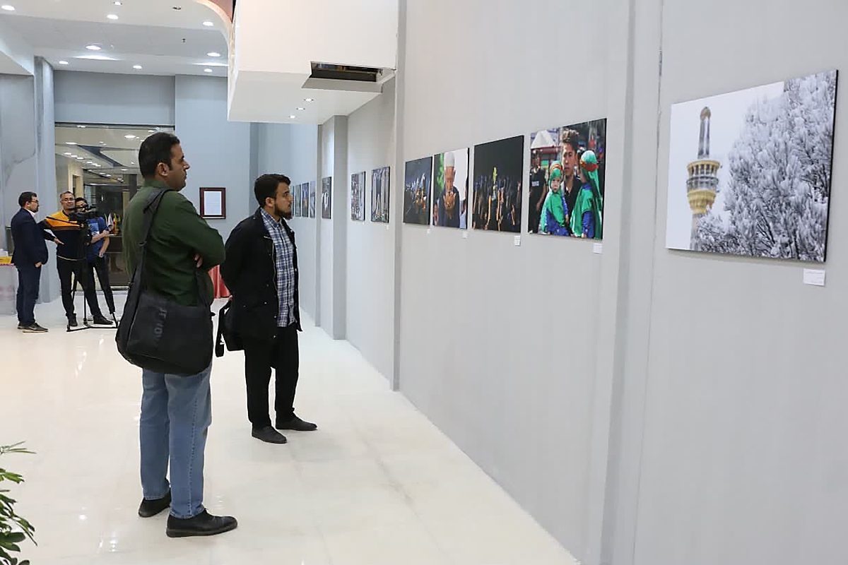 عصر روز گذشته نمایشگاه عکس «در سایه خورشید» با حضور جمعی از فرهنگیان مهاجر افغانستانی و مسئولان مربوط به حوزه مهاجران افغانستان در بازار ملل گلشهر افتتاح شد.