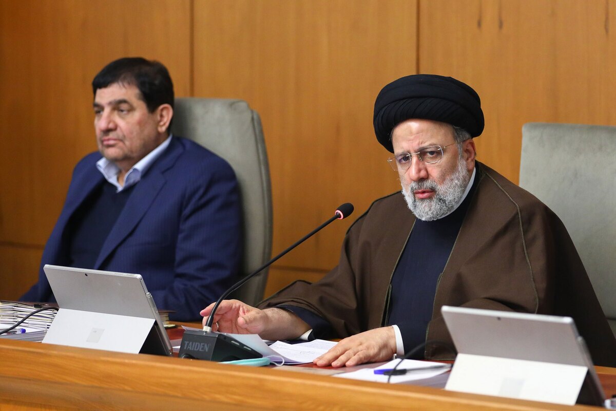 رئیس‌جمهور سخنان روز گذشته رهبر انقلاب را چراغ راه همگان دانست و با بیان اینکه مسئولان خط مقدم این خطابه برای تحقق شعار سال هستند، گفت: همه مدیران کشور مسئولیت دارند، مطالبه رهبر انقلاب را که مطالبه عمومی است با نگاهی نو و طرح‌ها و برنامه‌های مدون با جدیت پیگیری و اجرایی کنند.