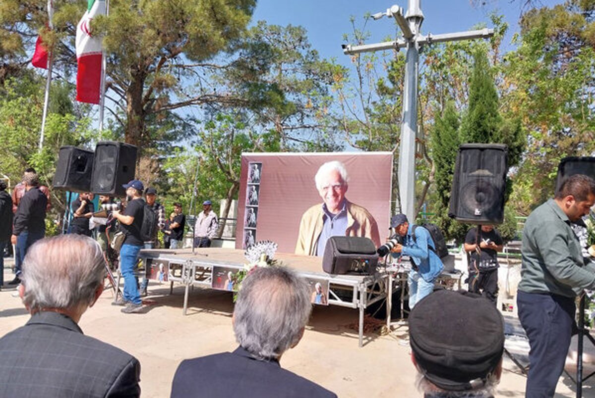 دو روز پس از وداع شوکه‌کننده و تلخ کیومرث پوراحمد، کارگردان سرشناس سینما با زندگی، امروز ۱۸ فروردین ماه اعضای خانواده و همکارانش در قطعه هنرمندان بهشت زهرا گردهم آمدند تا عزیز خود را به خاک بسپارند.