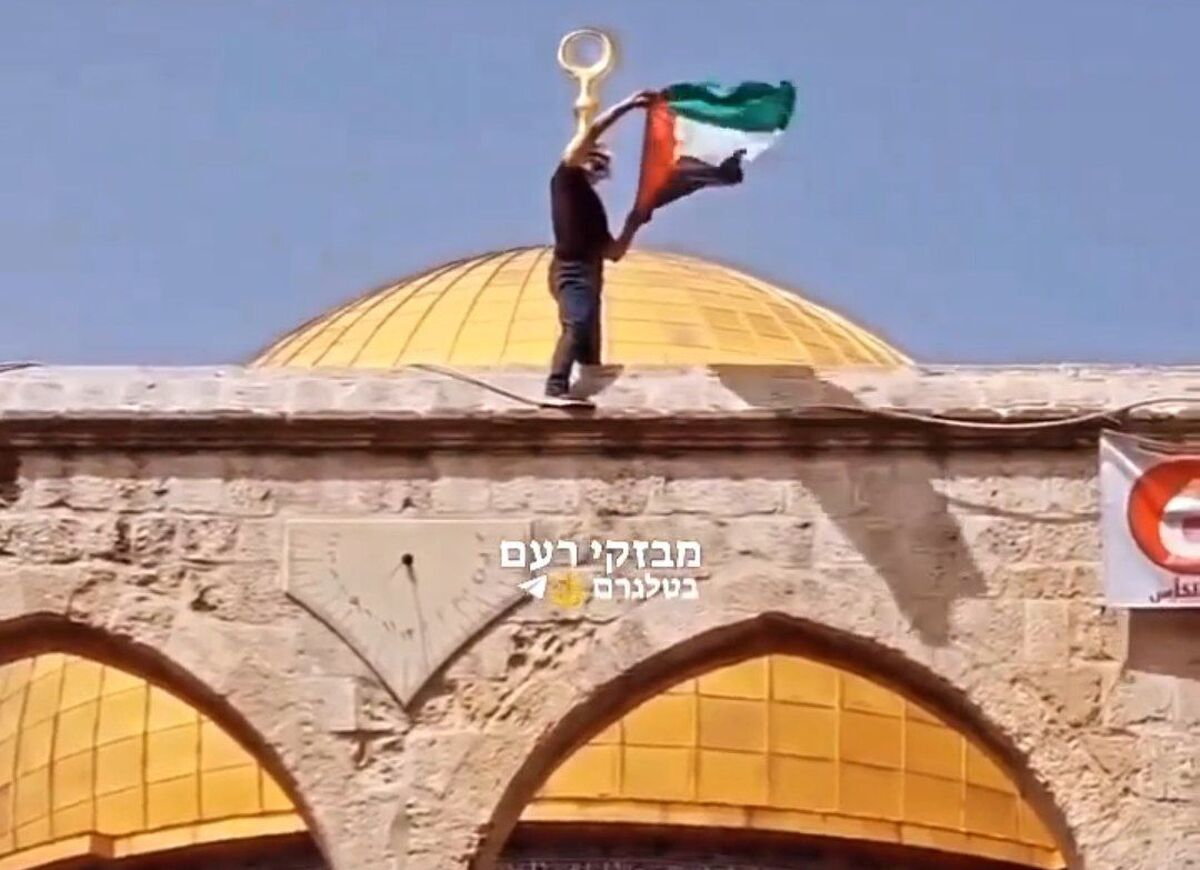 پرچم فلسطین بعد از نماز جمعه امروز  در مسجدالاقصی به اهتزاز درآمد.