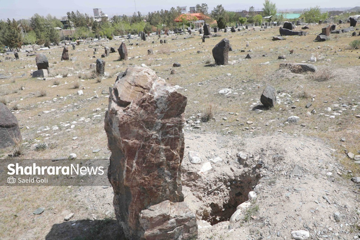 درباره قبرستان ویرانی حرف می‌زنیم؛ جایی چسبیده به دیار مشهد که سال‌هاست در میان مردم مشهد برای بازار مبلی که دارد، شهره شده، اما در واقع اینجا سوای همه جاذبه‌های طبیعی و اقتصادی‌اش، گنجینه ارزشمندی است از تاریخ و هویت مردمان ولایت طرقبه توس که روزگاری اینجا می‌زیسته‌اند.