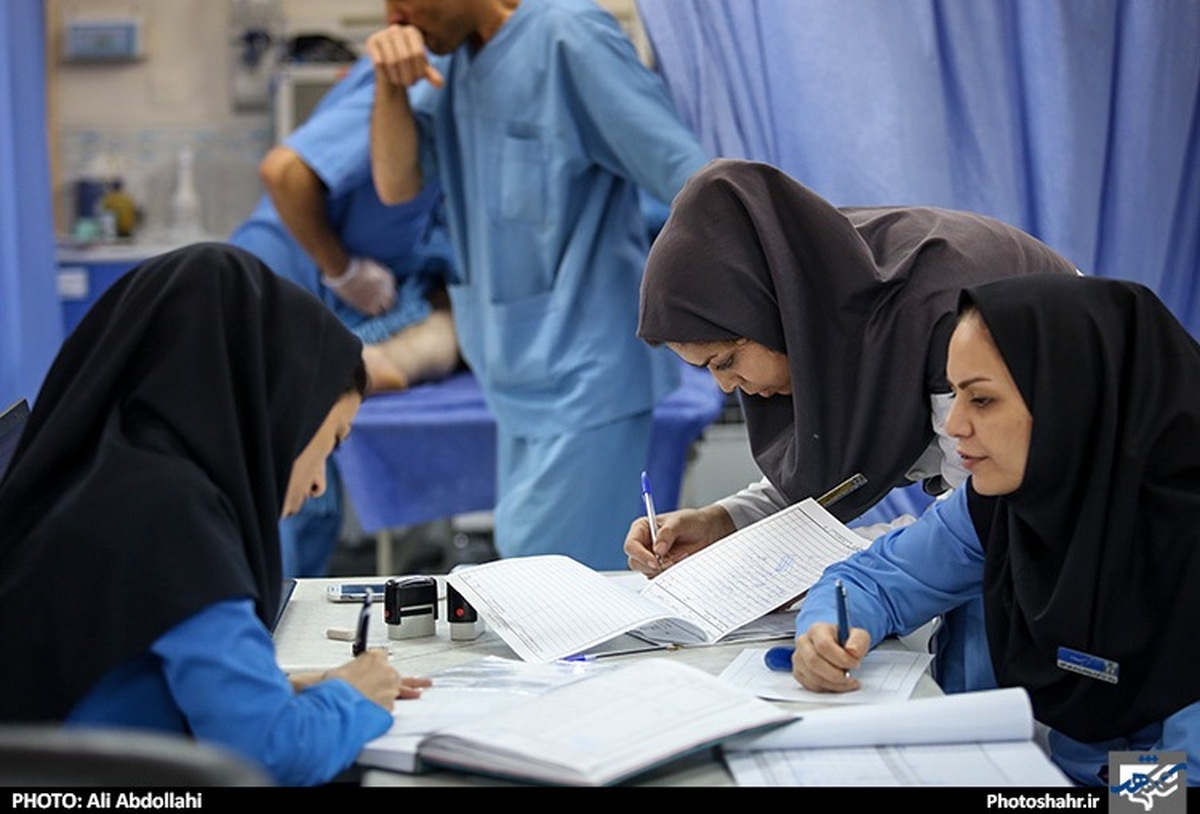 تجمع دوباره پرستاران مشهدی مقابل استانداری خراسان رضوی در حالی صبح امروز شنبه ،صورت گرفت که آنان بیش از آنکه امیدوار به رفع مشکل باشند، نگرانی خود را بابت عدم پرداخت مطالباتشان اعلام کردند.