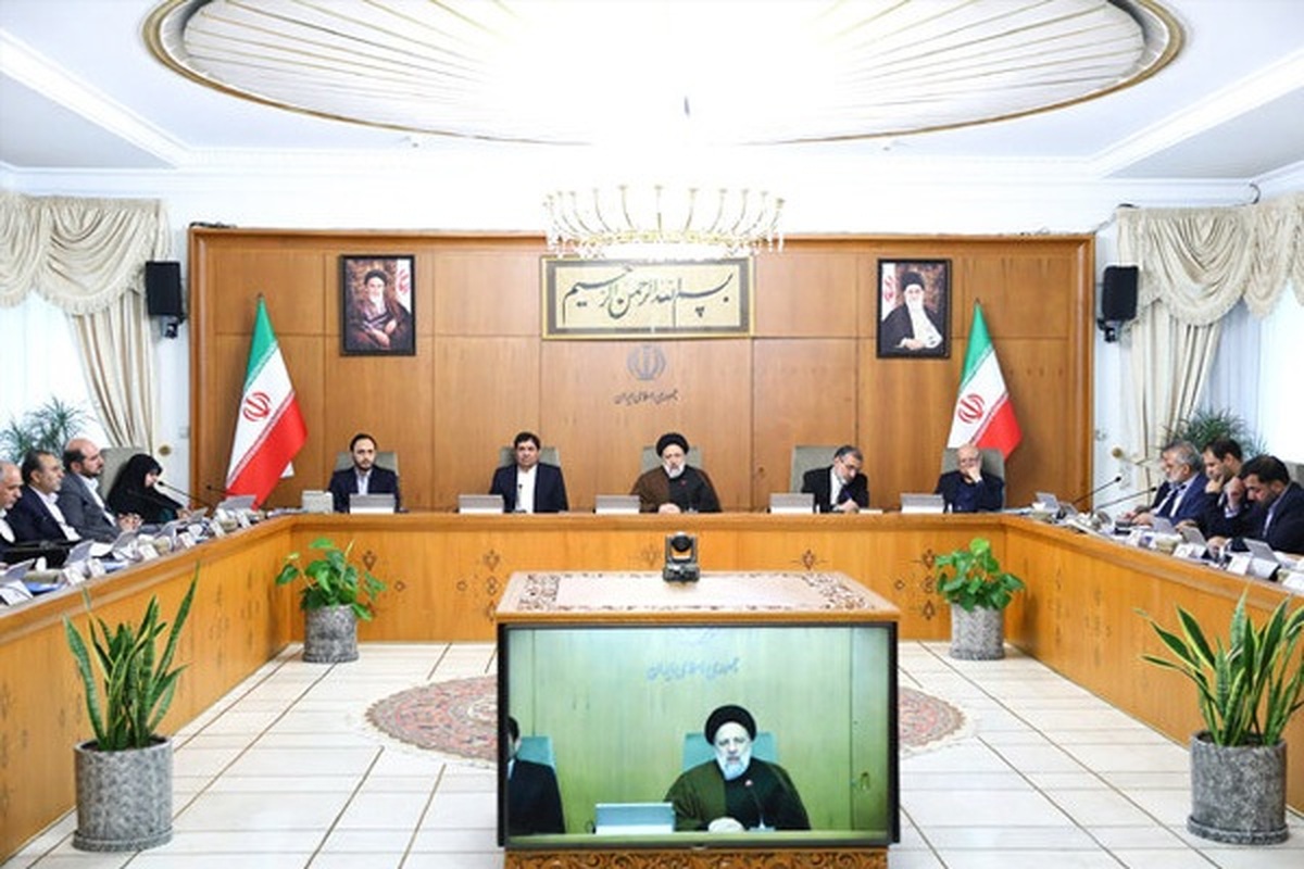 رئیس جمهور با گرامی‌داشت روز ملی فناوری هسته‌ای، درمان بیش‌از یک‌میلیون بیمار از طریق دانش هسته‌ای در کشور و همچنین دستیابی دانشمندان ایران به بیش ‌از ۱۵۰ دستاورد علمی و فنی در صنعت هسته‌ای، آن‌هم در شرایط تحریم و سنگ‌اندازی دشمن را، سند عزت و افتخار ملت ایران دانست و اظهار داشت: دولت مردمی خود را موظف به حمایت از این دستاوردهای بزرگ می‌داند.