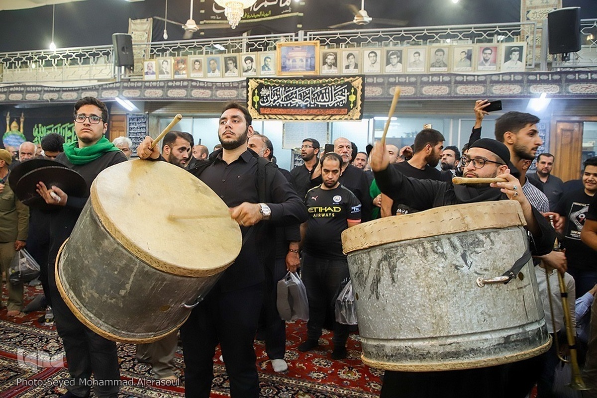 اقلیت‌ها معمولا خیلی زود پاتوق خودشان را برپا می‌کنند. جایی‌که بتوانند دوباره با آیین و آداب و روش خودشان شاد باشند و عزاداری کنند. منبری عربی بخواند، مولودی‌خوان عربی، نوحه‌خوان و مشعل‌گردان عربی تا غربت را دور کنند از خودشان.