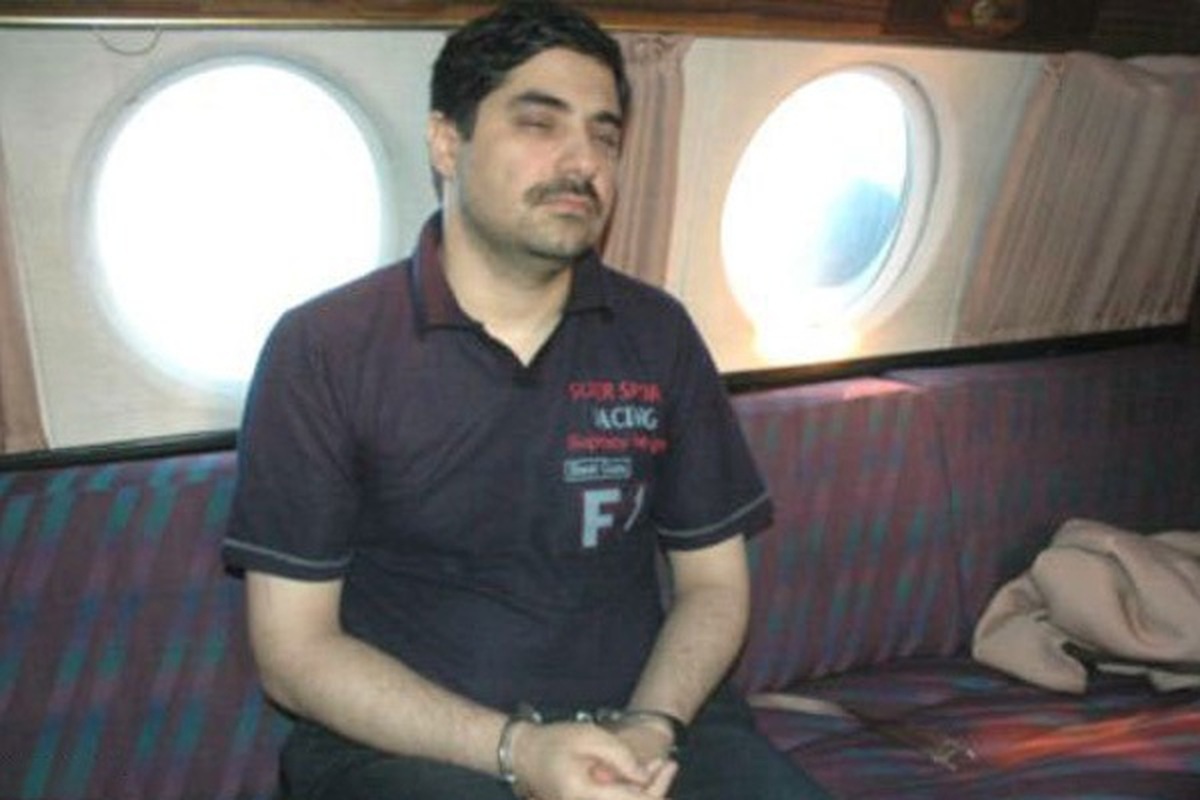 بهمن بابازاده، خبرنگار حوزه موسیقی، ویدئویی از یک هفته پیش زندان تهران منتشر کرده است که حکایت از کباب چنجه زدن ‎شهرام جزایری در زندان دارد.