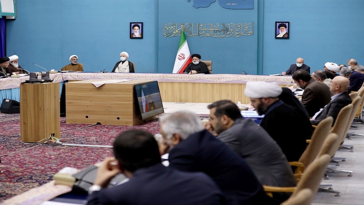 شورای عالی انقلاب فرهنگی مقرر کرد برای ادامه بررسی موضوع حجاب در هفته آینده یک جلسه فوق‌العاده برگزار کند.