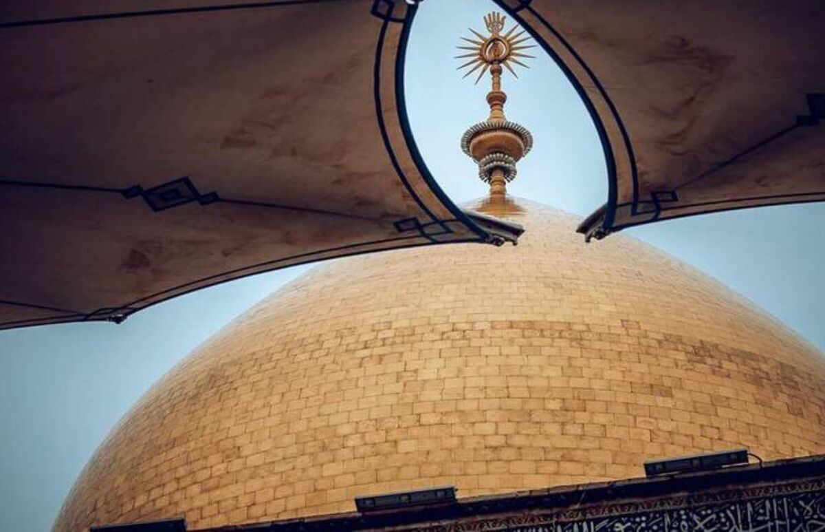 دومین شب قدر در نجف اشرف و حرم مطهر حضرت علی (ع) درحالی برگزار شد که بارش باران جلوه زیبایی به این مراسم بخشیده بود.