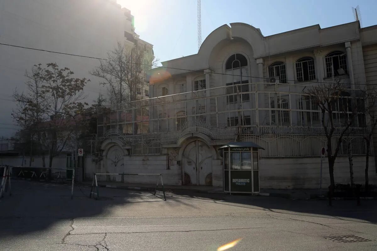 خبرگزاری رویترز از باز شدن درب‌های سفارت ایران در عربستان خبر داد و آن را به معنای پایان سال‌ها رویارویی این دو قدرت منطقه‌ای قلمداد کرد.
