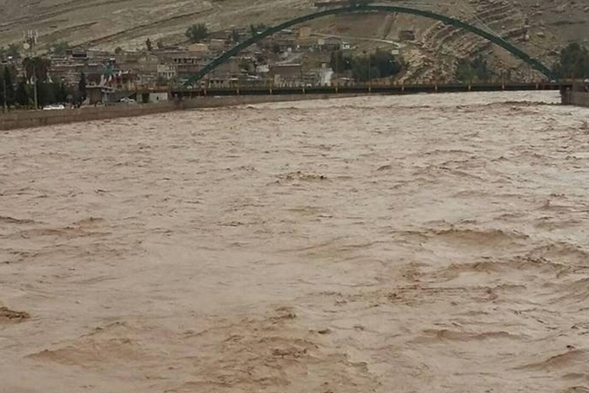 فرماندار خرم‌آباد با اشاره به اینکه سیل راه ارتباطی ۲۳ روستای این شهرستان را مسدود کرد، گفت: سه پل موقت در بخش پاپی نیز تخریب‌ شده است.