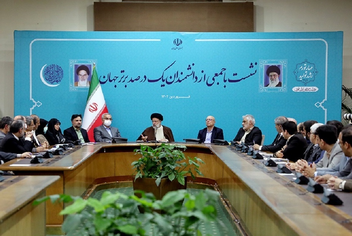 «نشست با جمعی از دانشمندان یک درصد برتر جهان» با رییس‌جمهور یکی از پربازدیدترین فیلم‌های فضای مجازی شده است؛ آن‌هم به دلیل صحبت‌های داوود دومیری گنجی، استاد دانشگاه نوشیروانی بابل، درباره پیش‌بینی آینده با پایتون.