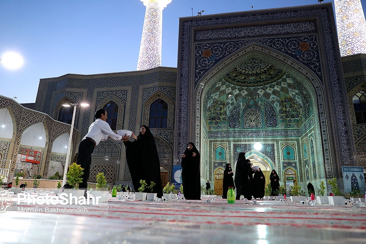ماه رمضان و ایام مبارک آن، اسباب برگزاری آیین‌های مختلفی در حرم مطهر رضوی شده که بی صرفِ موقوفه برآنان، شاید هرگز ادامه پیدا نمی‌کردند. موقوفاتی که از سیاهه جوهر خورده برکاغذشان، می‌توان نشان آداب و رسوم مختلفی را یافت که معنایی جز ارادت و آستان‌بوسی ندارند. در سطر‌های بعدی از این آداب و رسوم گفته‌ایم و موقوفاتی که سبب ماندگاری آن‌ها شده‌اند.