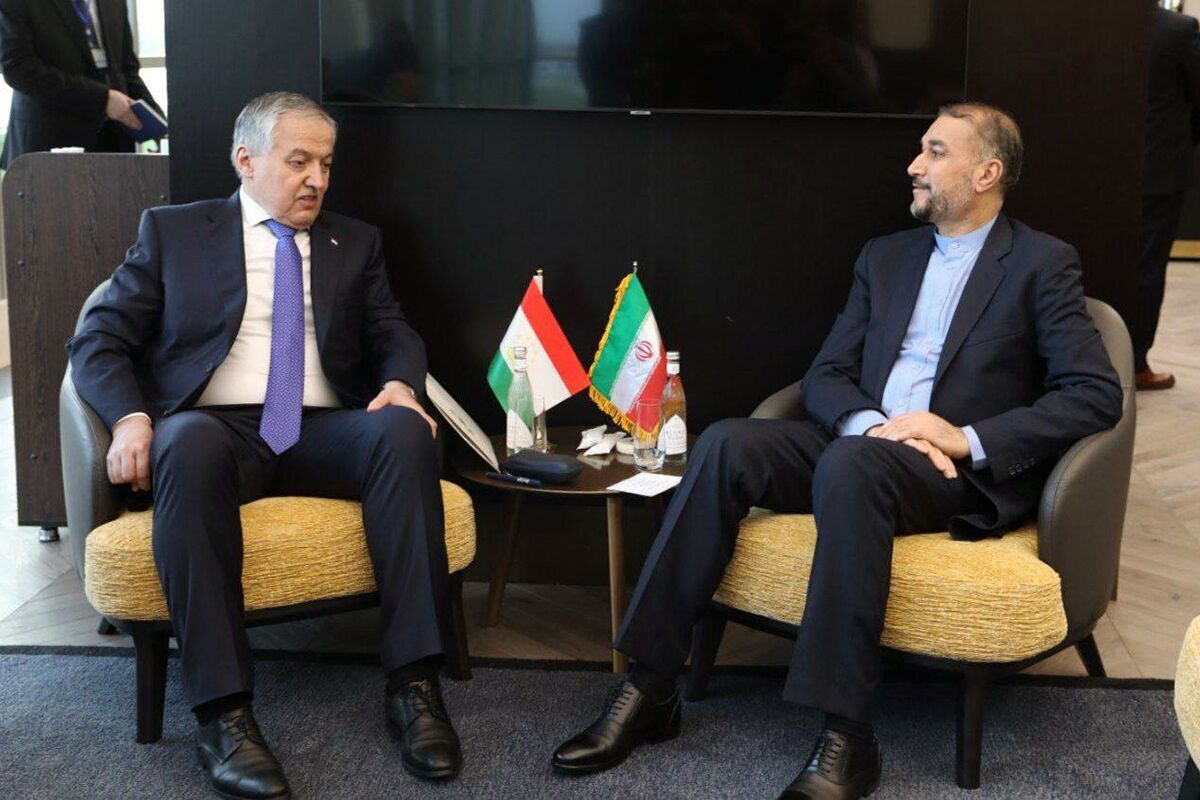 وزیر امورخارجه جمهوری اسلامی ایران با همتای تاجیکستانی خود در سمرقند کشور ازبکستان دیدار و گفت وگو کرد.
