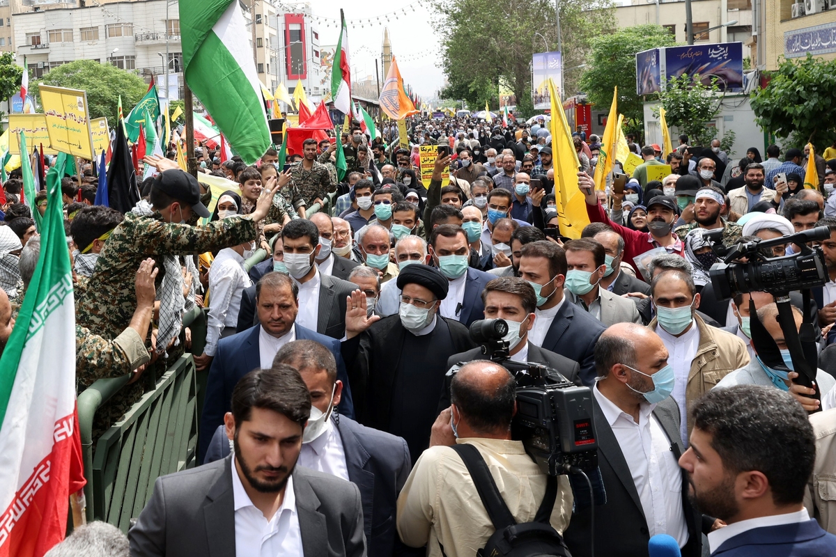 رئیس‌جمهور با حضور در جمع راهپیمایان روز جهانی قدس در تهران تاکید کرد: آزادی قدس شریف بسیار نزدیک است.