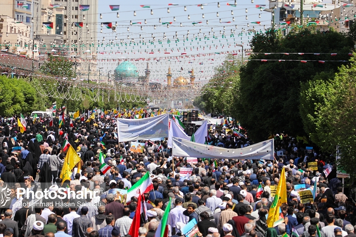 طبق آخرین گزارش‌ها، عرصه میدان ۱۵ خرداد مشهد پوشیده از خیل زائران و مجاورانی است که شعارنوشته‌های «مرگ بر آمریکا» و «مرگ بر اسرائیل» در دست دارند و با سر دادن شعار «الله‌اکبر»، «این همه لشکر آمده به عشق رهبر آمده» و «یا ای‌ها المسلمون اتحدوا اتحدوا»، خشم و انزجار خود را نسبت به جسارت اخیر نظامیان صهیونیست به نمازگزاران مسجدالاقصی و حملات اخیر این رژیم به مواضع محور مقاومت نشان می‎دهند.