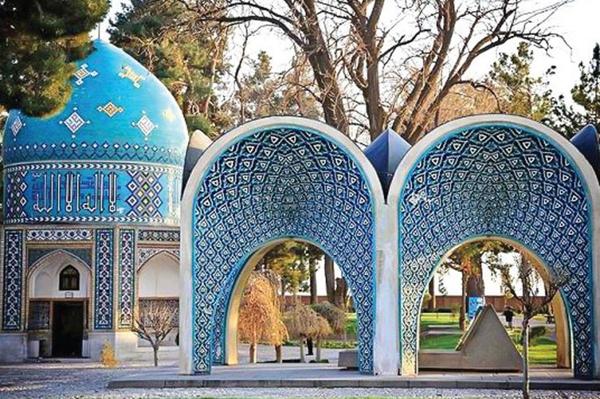 عطار نیشابوری برخلاف طیف گسترده‌ای از هم مسلکان خود، مدح و ثنا و مجیزگویی و انعام و صله را رها کرد و ترجیحش به انزوا بود و گمنامی.