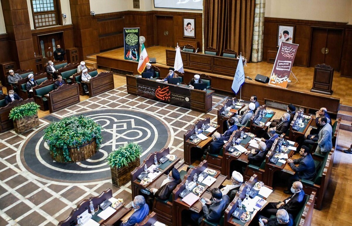 طبق رأی اکثریت قضات هیئت عمومی دیوان عالی کشور، رفتار مأمورانی که با قاچاقچیان تبانی کرده و با اخذ رشوه به آن‌ها اجازه عبور داده اند، مشمول مقررات تعدد معنوی است.