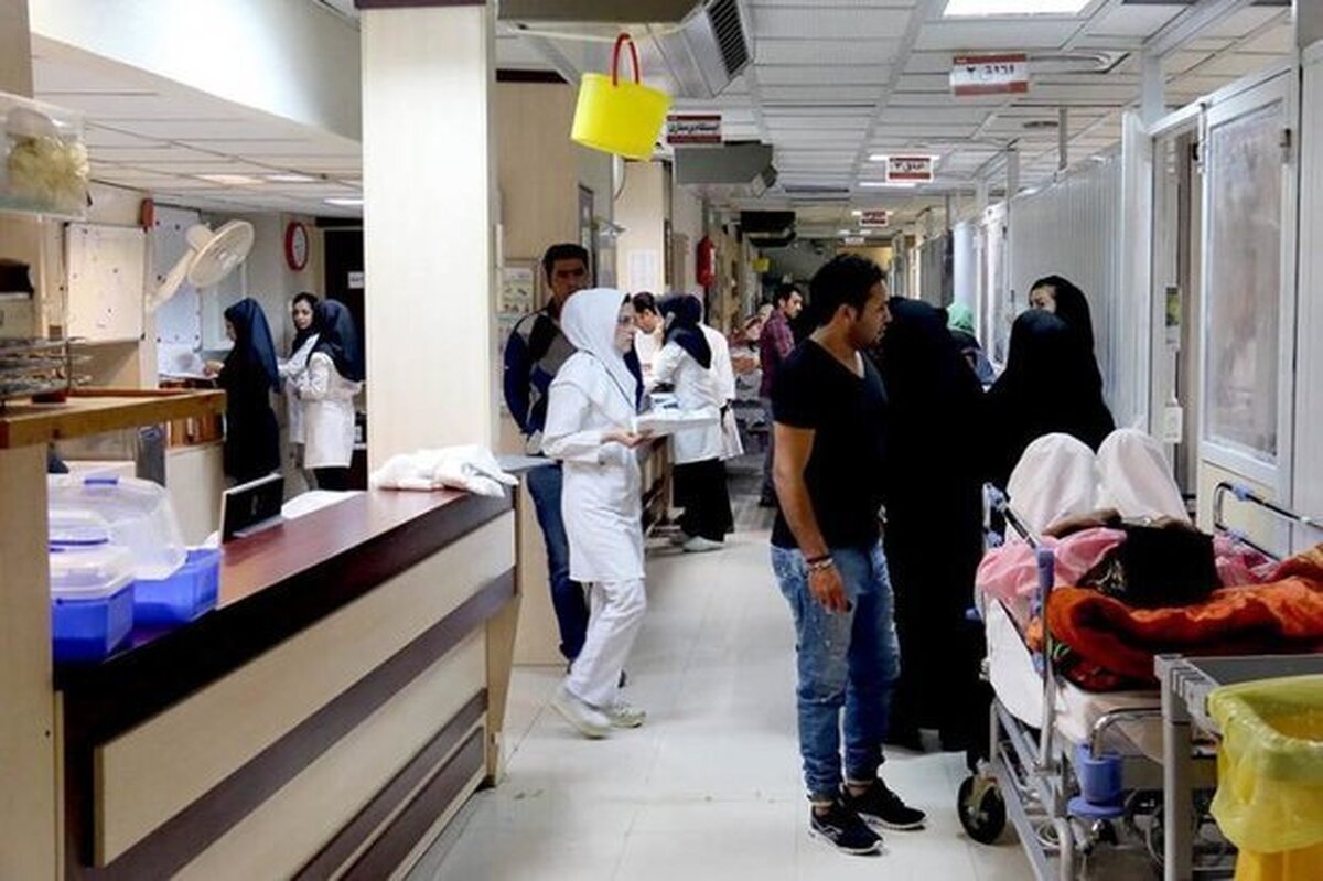 فاصله‌ها را رعایت کنیم با تمام شدن دید وبازدیدهای عید نوروز و برگشت مردم به سر کار و زندگی بسیاری با همین خود فریب دادن‌ها به محل کار بازمی‌گردند. آدم‌هایی که بعد از ۱۰ روز روبوسی با نیمی از شهر حالا بدون ماسک وارد محل کار می‌شوند. بهتر است مانند موج‌های قبلی بازهم به ماسک پناه ببریم و فاصله‌ها را رعایت کنیم.