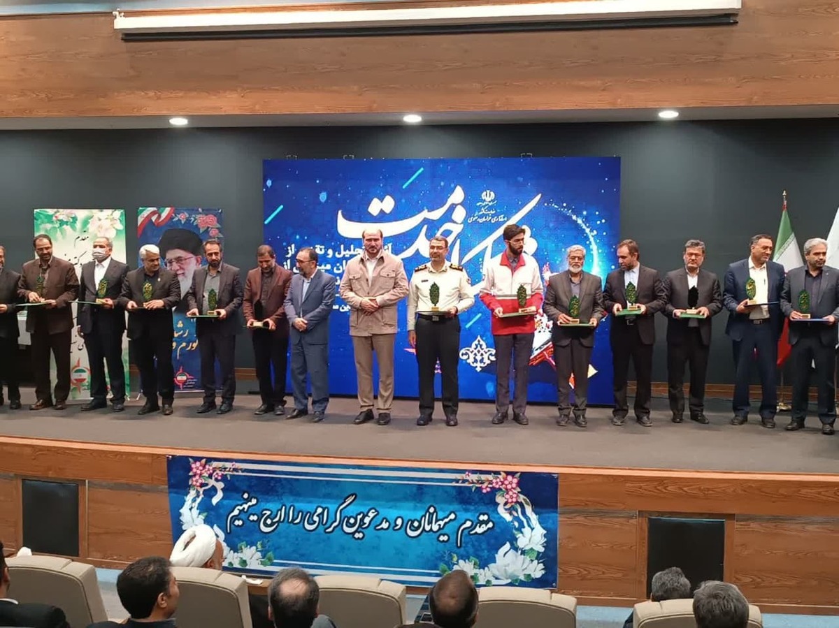 همایش «شکرانه خدمت» با محوریت آیین تجلیل و تقدیر از خدمتگزاران میزبانی از زائران نوروزی مشهدالرضا(ع) عصر امروز به میزبانی ستاد اجرایی قرارگاه عملیاتی خدمات سفر استان خراسان رضوی در تالار همایش‌های هتل نوین مشهد برگزار شد.