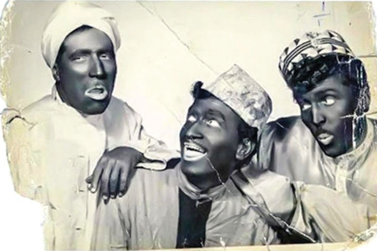 نمایش در شهر مشهد پیش از آنکه بر صحنه تماشاخانه‌ها و سالن‌ها جان بگیرد، به‌صورت جسته‌وگریخته و در قالب دیگری وجود داشت و گروهی آن را به‌صورت بداهه برای سرگرمی و تفریح مردم اجرا می‌کردند. این گروه‌های نمایشی در دوره قاجار به‌خصوص در عهد ناصرالدین‌شاه از سازمان‌دهی خوبی بهره‌مند بودند.