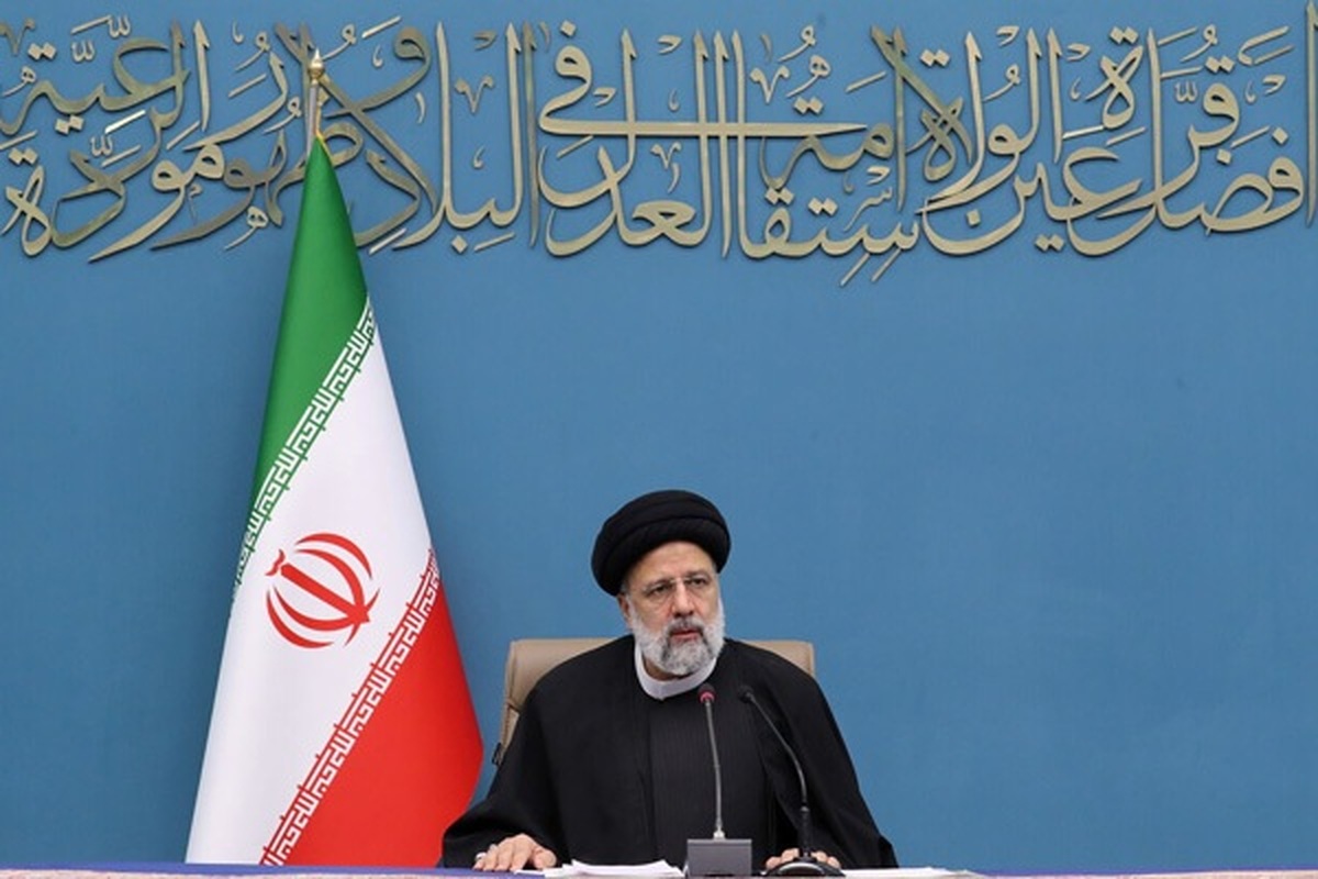 رئیس‌جمهور با بیان اینکه دانش بدون فضیلت سودی برای بشریت ندارد، لزوم توجه به فضایل در کنار تخصص را مورد تاکید قرار داد و گفت: بسیاری از کلاهک‌های هسته‌ای توسط دانشمندان غیرمتعهد ساخته شده و مدعیان دانش اسباب نابودی بشر شدند.
