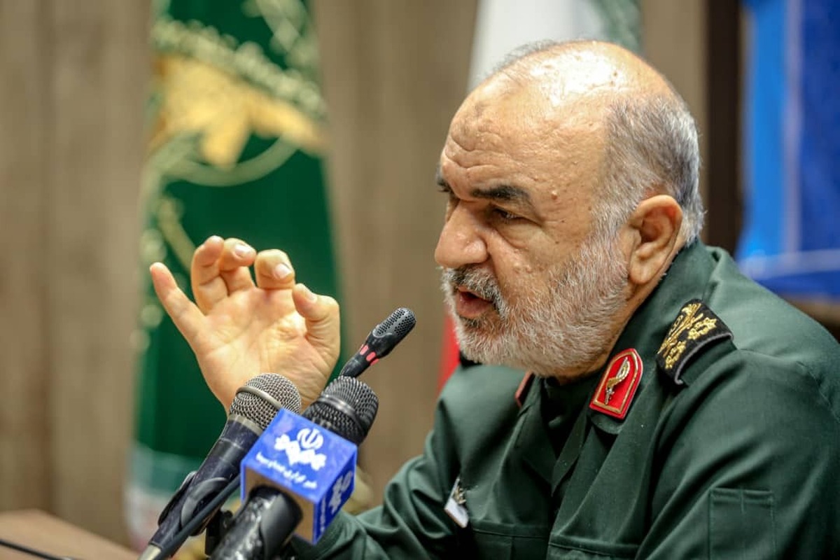 فرمانده کل سپاه در پیامی به سرلشکر سید عبدالرحیم موسوی با تبریک روز ارتش جمهوری اسلامی ایران گفت: به فضل الهی ارتش و سپاه دست در دست هم در خط مقدم صیانت از امنیت و تمامیت ارضی ایران عزیز و پاسداری از انقلاب و نظام اسلامی همچنان دشمنان را ناامید خواهند ساخت.