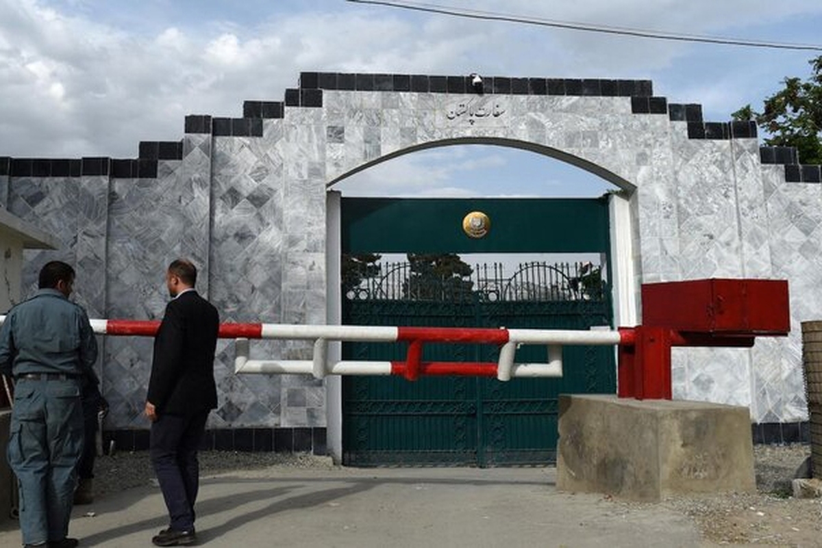وزارت خارجه طالبان اعلام کرد که امیرخان متقی، وزیر خارجه با بلاول بوتو زرداری، وزیر خارجه پاکستان تلفنی صحبت کرده است. همزمان گزارش شده که دو طرف بر سر اعزام سفیر پاکستان به افغانستان توافق کرده‌اند.
