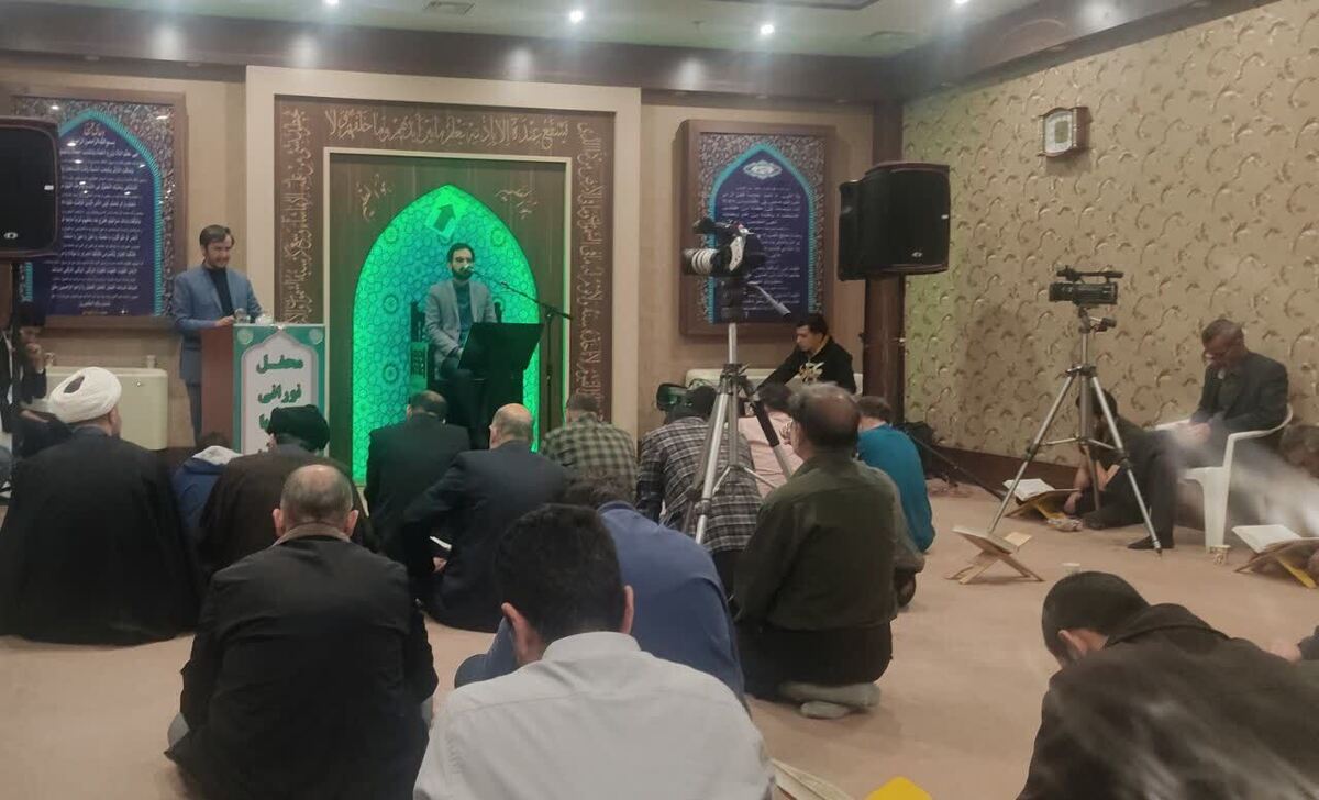 محفل انس با قرآن با حضور جمعی از فعالان و اساتید قرائت قرآن در مجتمع تجاری سلمان مشهد برگزار شد.
