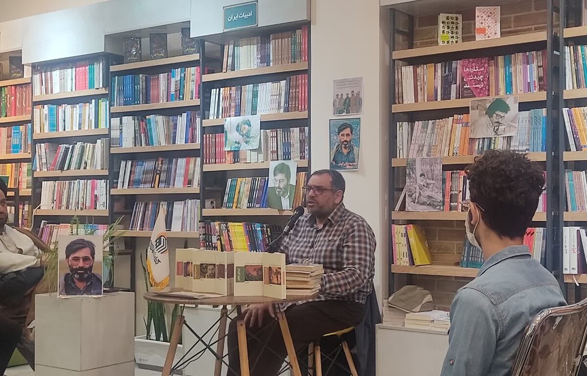 نشست کتابشناسی آثار شهید آوینی با حضور جمعی از کارشناسان و علاقمندان به افکار و اندیشه های شهید سید مرتضی آوینی در فروشگاه کتاب شهر مشهد برگزار شد.