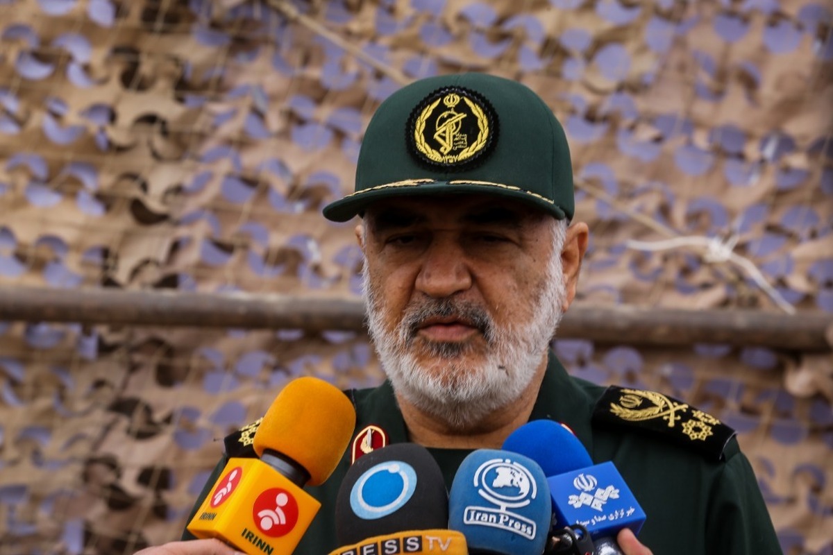 فرمانده کل سپاه گفت: هیچ چیزی غیر از امنیت و آسایش برای کشور‌های منطقه آرزو نمی‌کنیم و پیام این رژه امروز در واقع برای همسایگان این بود که ما حامی ملت‌های مسلمان هستیم و آن‌ها را در صحنه‌های سخت تنها نمی‌گذاریم.