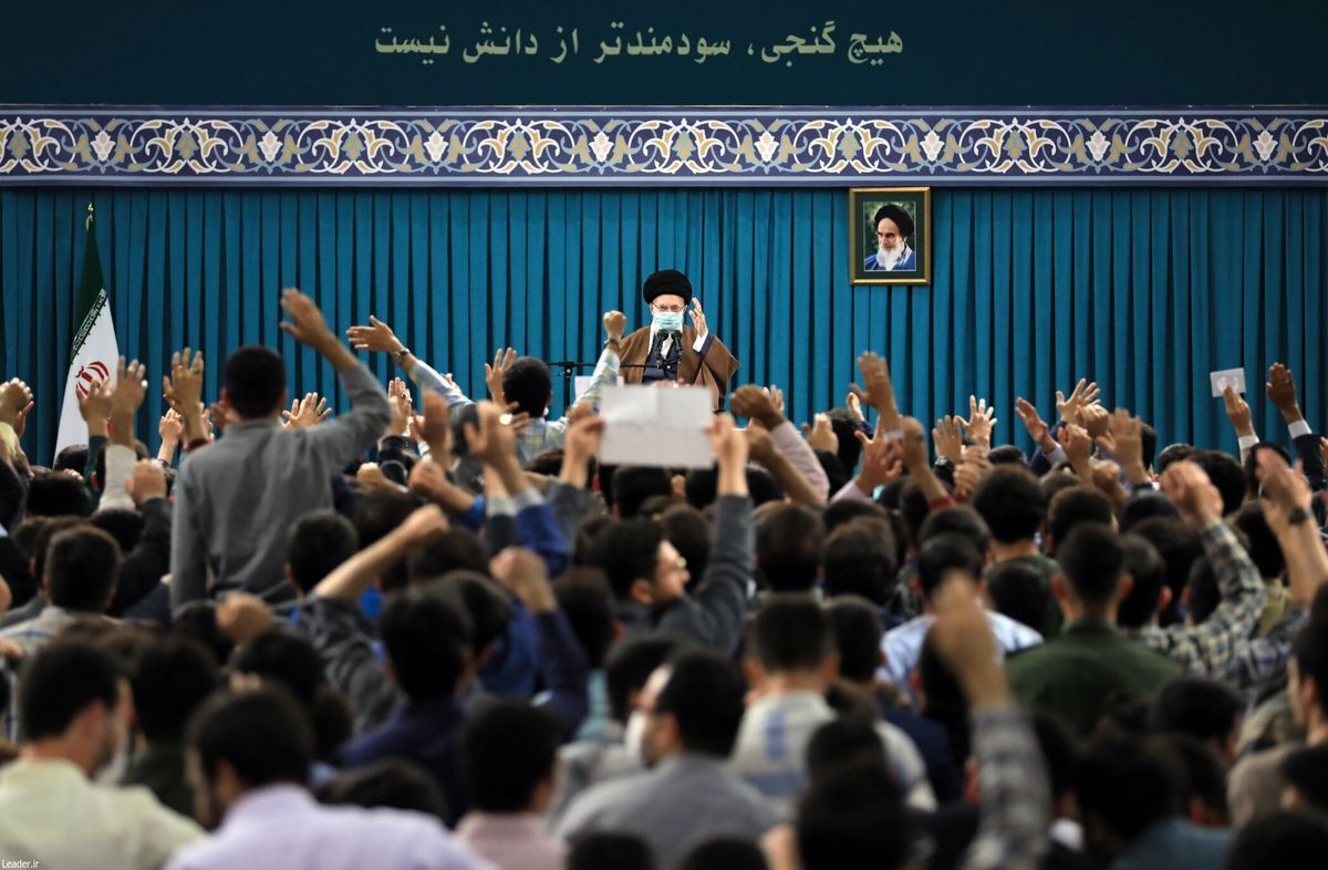 رهبر انقلاب: جلسه اقتصادی سران قوا امری موقت است| دوقطبی‌سازی خواست دشمن است