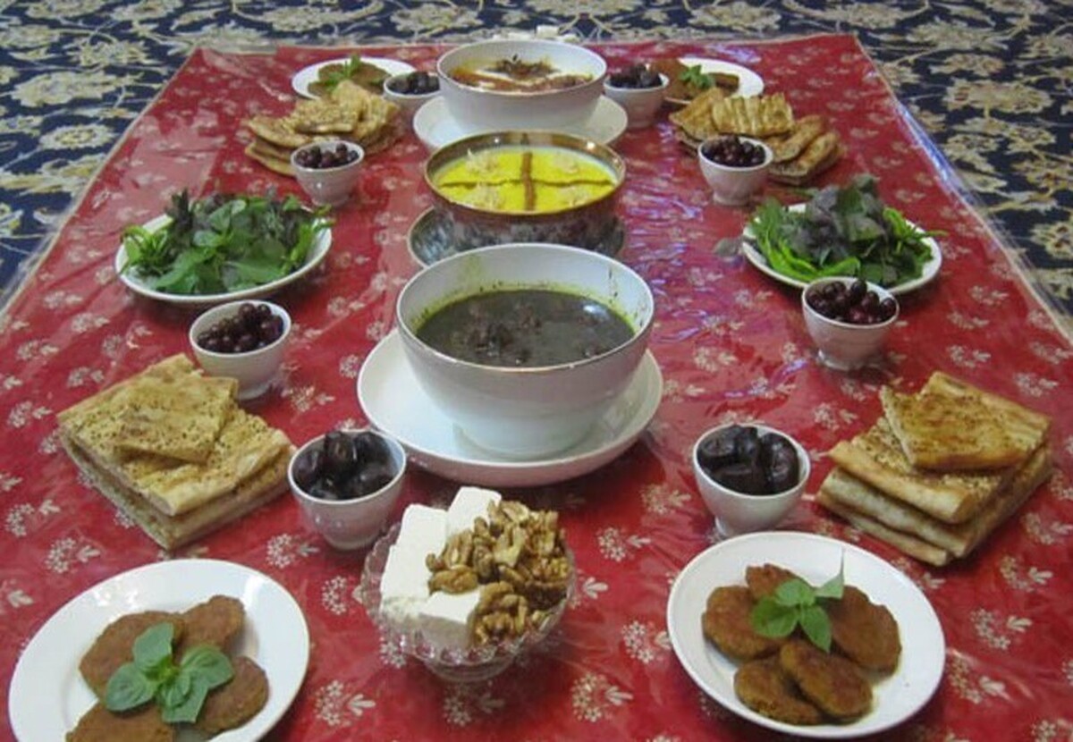 یکی از مسائلی که در وعده افطار اهمیت دارد، تأمین قند خون و آب مورد نیاز بدن است بنابراین انتخاب غذای مناسب در وعده افطار می‌تواند نقش پر رنگی در سلامت و انرژی بدن داشته باشد.