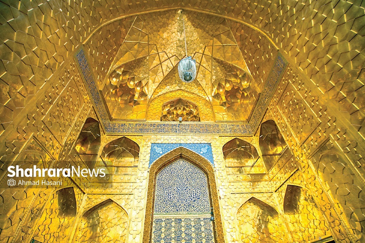 صحن انقلاب اسلامی که در تاریخچه نام‌گذاری‌اش، نام‌هایی همچون «عتیق» و «سقاخانه» را می‌توان یافت، قدیمی‌ترین صحن حرم رضوی است که برای زائران امروزی، در دسترس و قابل‌مشاهده است؛ صحنی که شاید بیش از هر مکان دیگری در حرم مطهر، برای زواری که با خانواده به پابوس حضرت آمده‌اند و می‌خواهند جایی را برای قرار پس از زیارت برگزینند، موضوعیت دارد.