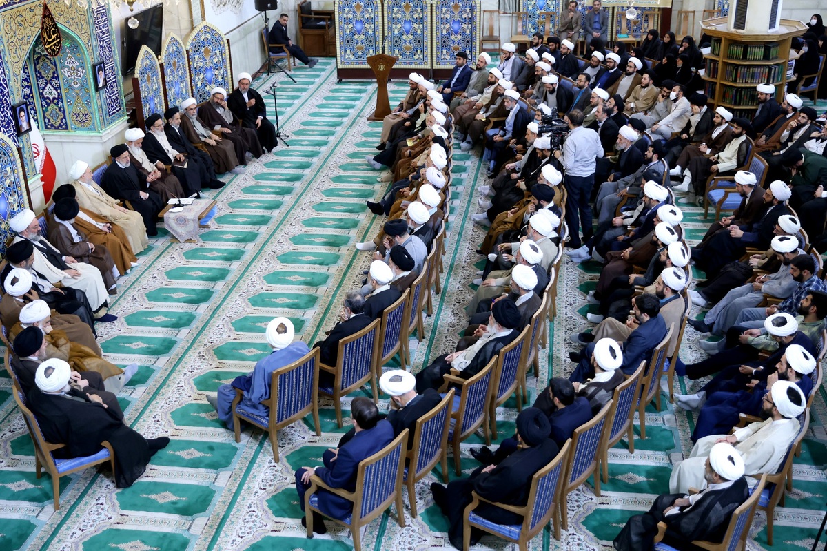 رئیس جمهور اظهار داشت: بیانیه گام دوم انقلاب اسلامی به عنوان جامع‌ترین نقشه راه در حوزه حکمرانی و سبک زندگی، مبتنی بر منظومه فکری و سیره و سلوک امام راحل (ره) و رهبر معظم انقلاب طراحی شده و چراغ راه دولت و دولتمردان است.