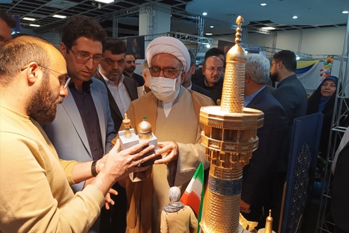 شانزدهمین نمایشگاه بین‌المللی قرآن و عترت مشهدمقدس با شعار «قرآن، خانواده و زندگی» به میزبانی مرکز نمایشگاهی آستان قدس رضوی، از چهارم لغایت یازدهم فروردین‌ماه، همه‌روزه از ساعت ۱۷ الی ۲۲ پذیرای خانواده‌های مشهدی و زائران حرم مطهر رضوی است.