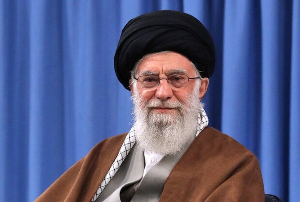 آخرین روز‌های تابستان ۵۲ و در آستانه‌ی ماه مبارک رمضان بود که ساواک خبردار شد، قرار است سیدعلی خامنه‌ای، روحانی جوان و مبارز مشهدی، پیش‌نماز مسجد تازه تاسیس کرامت شود.